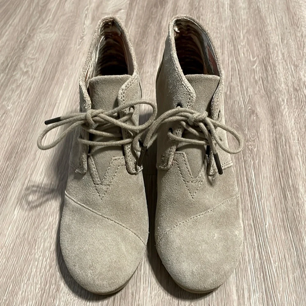 Tom’s Women’s Wedge Ankle Booties Size 6.5 Desert Sands Tan Suede Lace Up